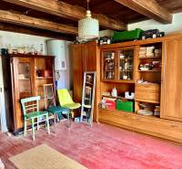 Dom v Budmericiach s možnosťou rekreácie aj trvalého bývania - Obývacia izba v rodinnom dome s dreveným stropom a starožitným nábytkom.