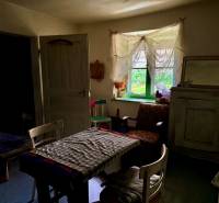 Dom v Budmericiach s možnosťou rekreácie aj trvalého bývania - Interiér rodinného domu so starožitným nábytkom, kvetinovým vzorom a vidieckou atmosférou.