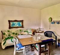 Dom v Budmericiach s možnosťou rekreácie aj trvalého bývania - Jedáleň v rodinnom dome s farebnými dekoráciami a obrazom na stene.