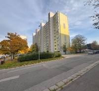 Príjemný 1i byt, zariadený, pivnica, Drobného ul., Dúbravka - Výšková budova na ulici Drobného, Bratislava - Dúbravka, obklopená zeleňou a autami.