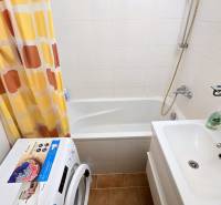 Príjemný 1i byt, zariadený, pivnica, Drobného ul., Dúbravka - Kúpeľňa v 1-izbovom byte so sprchovým závesom a práčkou.