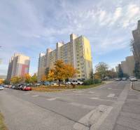 Príjemný 1i byt, zariadený, pivnica, Drobného ul., Dúbravka - Bytové domy na ulici Drobného v Bratislave - Dúbravke, obklopené jesennou prírodou a autami.