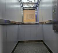 Príjemný 1i byt, zariadený, pivnica, Drobného ul., Dúbravka - Osvetlený interiér výťahu s moderným stropným dizajnom a kovovými detailami.