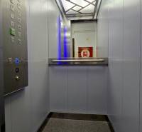 Príjemný 1i byt, zariadený, pivnica, Drobného ul., Dúbravka - Výtah s dizajnovým osvetlením a ovládacím panelom, sivé steny, podlaha.