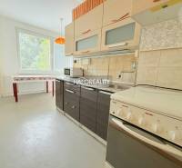 REZERVOVANÉ - Predaj, dvojizbový byt Nové Zámky - EX... - Kuchyňa v 2-izbovom byte s jednoduchým nábytkom a veľkým oknom.