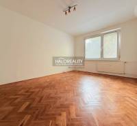 REZERVOVANÉ - Predaj, dvojizbový byt Nové Zámky - EX... - Izba v 2-izbovom byte s podlahou s dreveným dekorom a veľkým oknom.