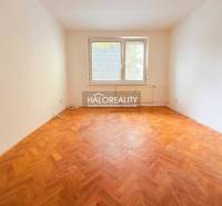 REZERVOVANÉ - Predaj, dvojizbový byt Nové Zámky - EX... - Izba so svetlými stenami a podlahou s dreveným dekorom v 2-izbovom byte.