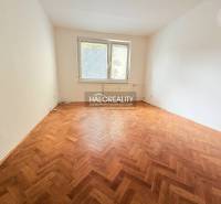 REZERVOVANÉ - Predaj, dvojizbový byt Nové Zámky - EX... - Izba v 2-izbovom byte s podlahou s dreveným dekorom a veľkým oknom.