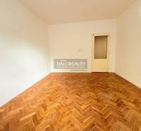 REZERVOVANÉ - Predaj, dvojizbový byt Nové Zámky - EX... - Izba v 2-izbovom byte s podlahou s dreveným dekorom a svetlými stenami.