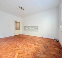 REZERVOVANÉ - Predaj, dvojizbový byt Nové Zámky - EX... - Svetlá izba s podlahou s dreveným dekorom v 2-izbovom byte.