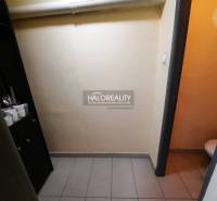 Prenájom, kancelársky priestor Prešov, Sabinovská - Kancelárie s vybavením a toaletou v podniku. Skrinka s pohármi, svetlá podlaha.