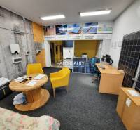 Prenájom, kancelársky priestor Prešov, Sabinovská - Kancelárie s vystavenými solárnymi panelmi, drevenými prvkami a žltými kreslami.