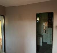 RD TVRDOMESTICE, pozemkom s prístupom z oboch strán - Pohľad do kúpeľne v rodinnom dome s dlaždicami a bielymi stenami.