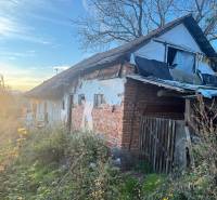 RD TVRDOMESTICE, pozemkom s prístupom z oboch strán - Starý rodinný dom v Tvrdomesticiach s poškodenou strechou a zanedbanou záhradou.