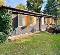 Záhrada s chatou s čarovným výhľadom, BA – Karlova Ves - Jednopodlažný dom obklopený zeleňou, Pozemky - bývanie, Bratislava - Karlova Ves, Hany Meličkovej.