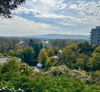 Záhrada s chatou s čarovným výhľadom, BA – Karlova Ves - Výhľad z pozemkov na ulici Hany Meličkovej v Bratislave - Karlovej Vsi, vhodný pre bývanie.