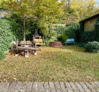 Záhrada s chatou s čarovným výhľadom, BA – Karlova Ves - Záhrada s trávnikom a posedením na pozemku pre bývanie v Karlovej Vsi na Hany Meličkovej.