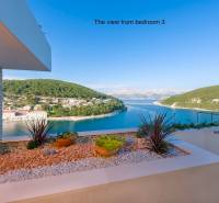 KRÁSNA MODERNÁ VILA  /400 m²/ s výhľadom na more, ostrov BRAČ - Výhľad z vily v meste Bol na more, zeleň a osadené rastliny.