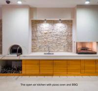 KRÁSNA MODERNÁ VILA  /400 m²/ s výhľadom na more, ostrov BRAČ - Vila s vonkajšou kuchyňou, kamennou stenou a pecou na pizzu.