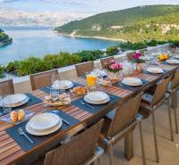 KRÁSNA MODERNÁ VILA  /400 m²/ s výhľadom na more, ostrov BRAČ - Strešná terasa vily v meste Bol s nádherným výhľadom na more a hory.