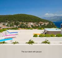 KRÁSNA MODERNÁ VILA  /400 m²/ s výhľadom na more, ostrov BRAČ - Vila v meste Bol s terasou, lehátkami a jacuzzi s výhľadom na okolité domy a more.