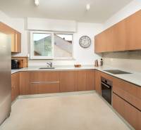 KRÁSNA MODERNÁ VILA  /400 m²/ s výhľadom na more, ostrov BRAČ - Kuchyňa vo vile s podlahou s dreveným dekorom a modernými spotrebičmi.