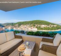 KRÁSNA MODERNÁ VILA  /400 m²/ s výhľadom na more, ostrov BRAČ - Balkón vo vile v meste Bol s výhľadom na zátoku a zeleň.