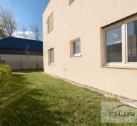 2-izbový byt s predzáhradkou 135 m² a parkovaním v tichej časti BA - Exteriér nového 2-izbového bytu na Železničnej ulici v Bratislave - Vrakuni, s upravenou záhradou.