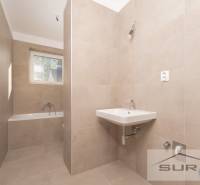 2-izbový byt s predzáhradkou 135 m² a parkovaním v tichej časti BA - Kúpeľňa v 2-izbovom byte s vaňou, umývadlom a oknom. Svetlé obklady.