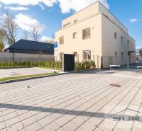 2-izbový byt s predzáhradkou 135 m² a parkovaním v tichej časti BA - Bytový dom na Železničnej ulici v Bratislave – Vrakuni s upraveným exteriérom.