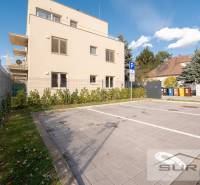 2-izbový byt s predzáhradkou 135 m² a parkovaním v tichej časti BA - Parkovisko pri dvojpodlažnej budove na Železničnej ulici v Bratislave, Vrakuňa.