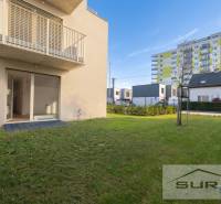 2-izbový byt s predzáhradkou 135 m² a parkovaním v tichej časti BA - Záhrada pri 2-izbovom byte na Železničnej ulici v Bratislave - Vrakuni.