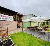 Na predaj rekreačná chata s pozemkom, Domaša, Valkov - Chata na Trnkovej 213 v Bžanoch s pergolou a záhradným posedením na trávniku.