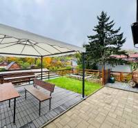 Na predaj rekreačná chata s pozemkom, Domaša, Valkov - Chata na Trnkovej 213 v Bžanoch s altánkom, lavičkou a výhľadom na záhrady.