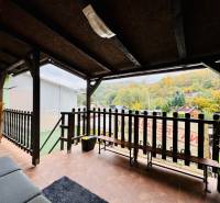 Na predaj rekreačná chata s pozemkom, Domaša, Valkov - Veranda na chate v Bžanoch na Trnkovej 213 s výhľadom na lesnaté kopce.