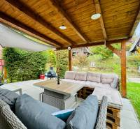 Na predaj rekreačná chata s pozemkom, Domaša, Valkov - Záhradné posedenie pri Chate na Trnkovej ulici v Bžanoch s drevenými prvky a zeleňou.