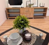 Predaj : 1 izbový byt v meste Čadca časť Žarec  (336-B) - V 1-izbovom byte je konferenčný stolík s dekoráciou, šálkou a sviečkou.