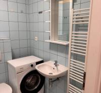 Predaj : 1 izbový byt v meste Čadca časť Žarec  (336-B) - Kúpeľňa v 1-izbovom byte s práčkou a umývadlom, svetlomodré obklady.