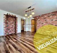 REZERVOVANÉ - Predaj, trojizbový byt Želiezovce, zre... - 3-izbový byt s tehlovým obkladom a podlahou s dreveným dekorom.