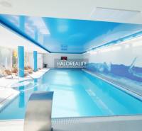 Prenájom, reštauračný priestor Dudince, Bar a Wellne... - Bazén s modrými stropmi a lehátkami v interiérových gastro priestoroch.