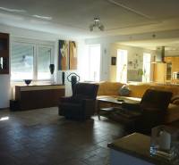 EXKLUZÍVNE, VEĽKÝ RODINNÝ DOM NECPALY - Priestranná obývačka v rodinnom dome s pohodlnou sedačkou a modernou kuchyňou.