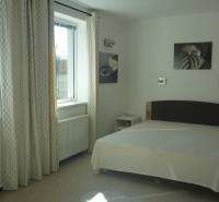 EXKLUZÍVNE, VEĽKÝ RODINNÝ DOM NECPALY - Svetlá spálňa v rodinnom dome s veľkým oknom a dvojlôžkom.