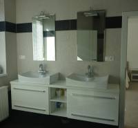 EXKLUZÍVNE, VEĽKÝ RODINNÝ DOM NECPALY - Kúpeľňa v rodinnom dome s dvojitým umývadlom a zrkadlami.