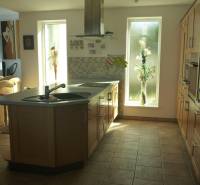 EXKLUZÍVNE, VEĽKÝ RODINNÝ DOM NECPALY - Priestranná kuchyňa v rodinnom dome so svetlými prvkami a ostrovčekom.