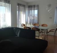 EXKLUZÍVNE, VEĽKÝ RODINNÝ DOM NECPALY - Obývacia izba v rodinnom dome s čiernou sedačkou a jedálenským stolom.