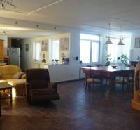 EXKLUZÍVNE, VEĽKÝ RODINNÝ DOM NECPALY - Priestranná obývacia izba v rodinnom dome s pohodlnými pohovkami a jedálenským stolom.