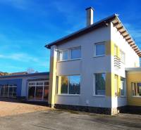 EXKLUZÍVNE, VEĽKÝ RODINNÝ DOM NECPALY - Rodinný dom v Necpaloch, farebná fasáda, veľký dvor, slnečný jasný deň.