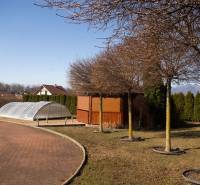 EXKLUZÍVNE, VEĽKÝ RODINNÝ DOM NECPALY - Dvor rodinného domu v Necpaloch s bazénom a altánkom, obklopený stromami.