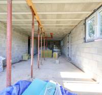 Rodinný dom Hontianske Tesáre - Stavba rodinného domu v Hontianske Tesáre s neomietnutými stenami a podpernými stĺpmi.