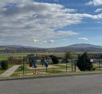 Na predaj slnečný, rovinatý stavebný pozemok Krásna Na hore, Košice - Detské ihrisko s výhľadom na kopce v Košiciach - mestskej časti Krásna, Tokajskej ulici.